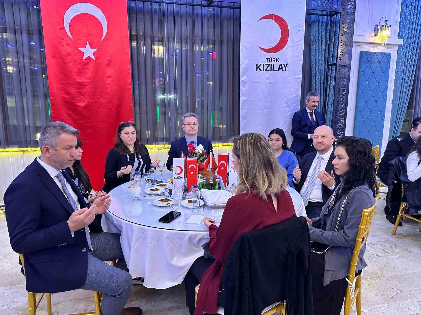 Türk Kızılay Manisa, Dünya Yetimler Günü’nde çocuklara iftar verdi