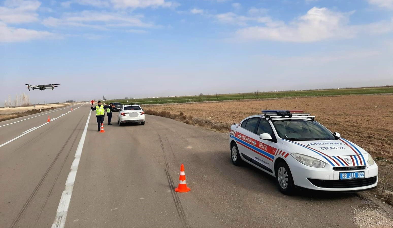 Trafik ihlalleri jandarmanın dronu ile tespit ediliyor
