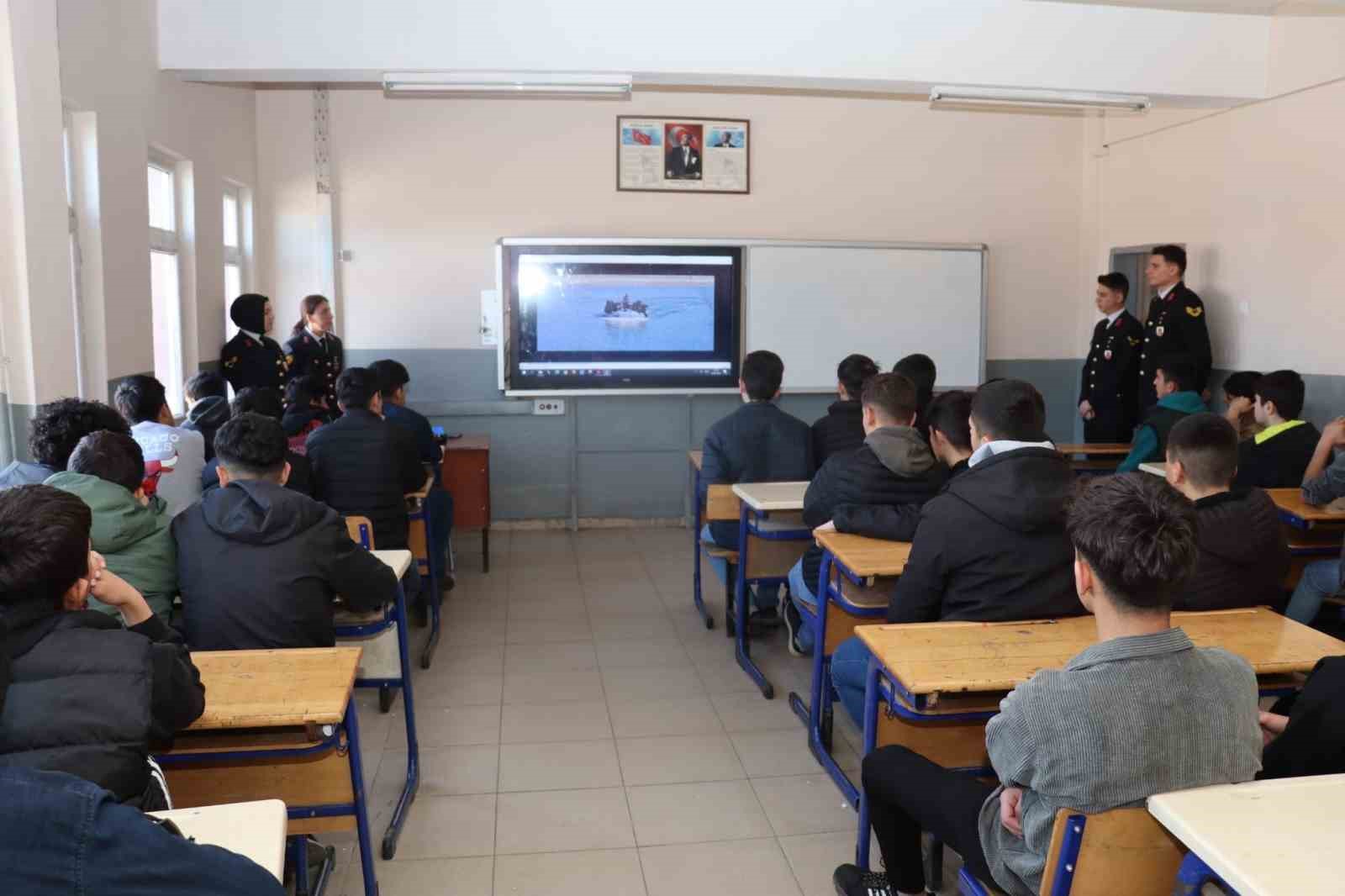 Ağrı&rsquo;da lise &ouml;ğrencilerine jandarma mesleği tanıtıldı
