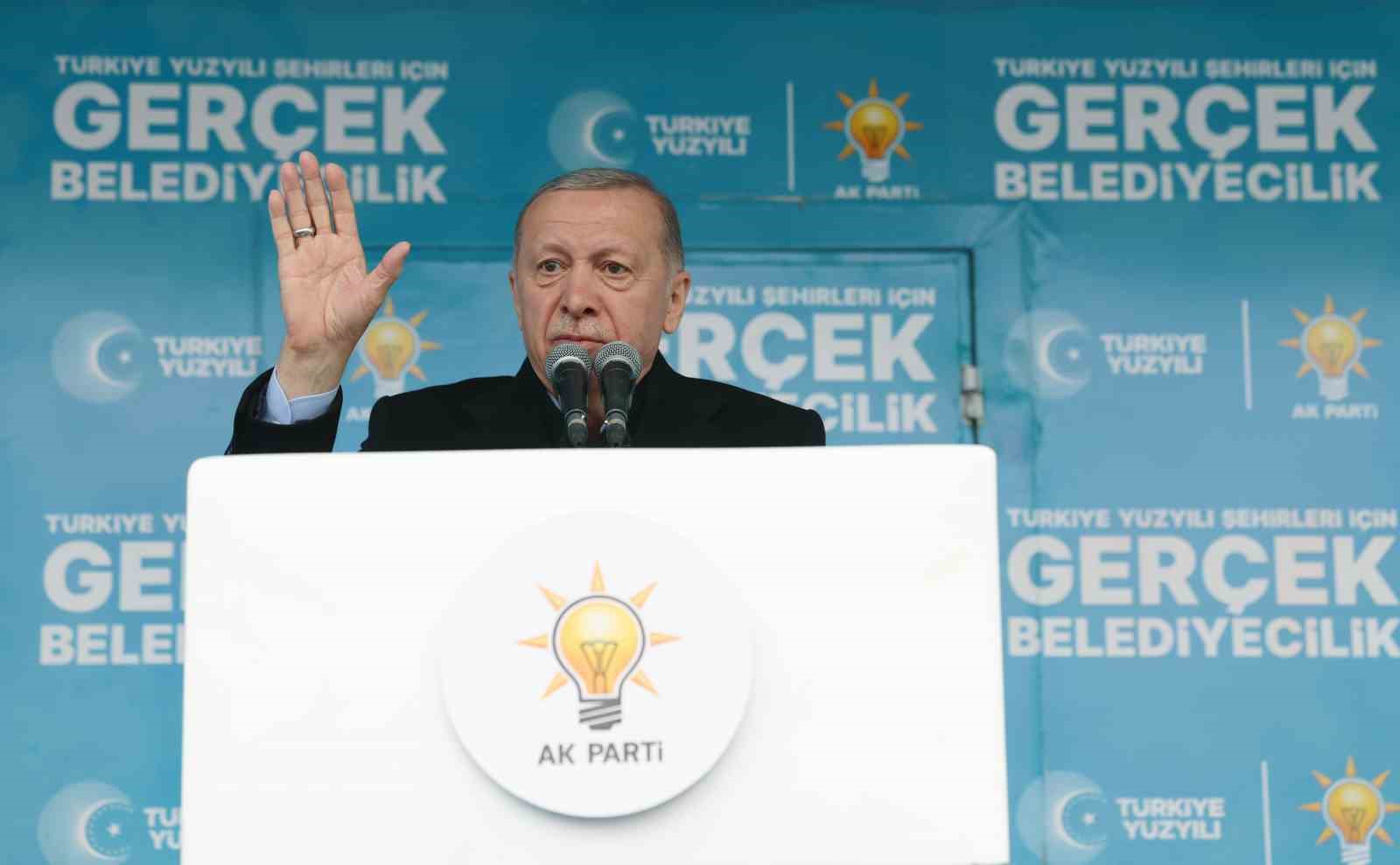 Cumhurbaşkanı Erdoğan: “6’lı masa dediler ne çıktı, şu anda hiçbiri parlamentoda değil. Masanın altına birilerini soktular ne çıktı, hiç. Siyaset arenasına baktığınızda Cumhur İttifakı kararlı şekilde devam ederken, 6’lı masa yerinde yeller esiyor. Millet
