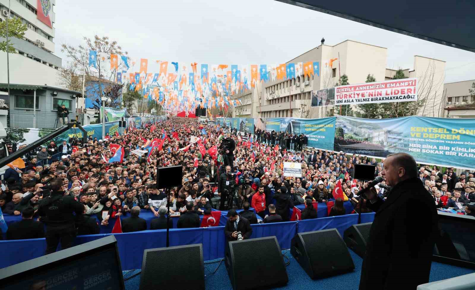 Cumhurbaşkanı Recep Tayyip Erdoğan: “Ekonomide güçlü bir kadro kurduk. Yılın ikinci yarısından itibaren uyguladığımız ekonomi programının olumlu yansımalarını daha net göreceğiz.”