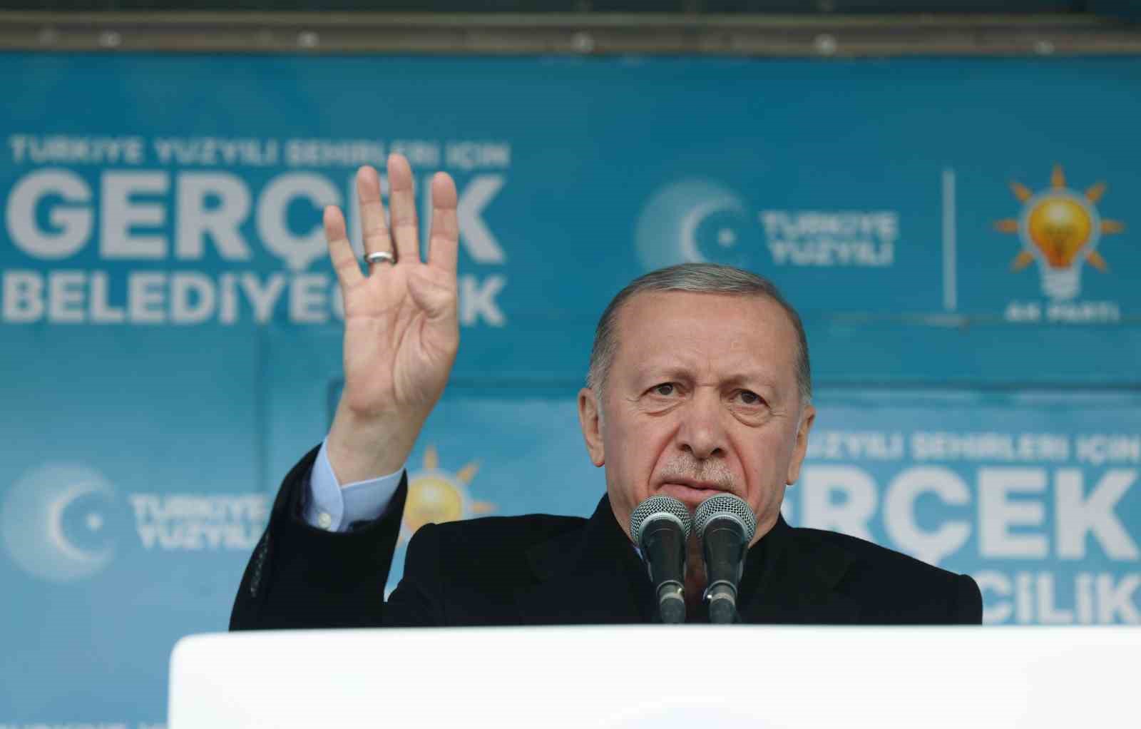Cumhurbaşkanı Recep Tayyip Erdoğan: “Muhalefet emeklilerimizi bize karşı kışkırtmaya çalışıyor. Valizler dolusu dolarlar, eurolar nereden geldi nereye gitti belli değil. Gelin bunu da açıklayın. Emeklilerin kara paranın hesabını veremeyenlerin sözlerine i