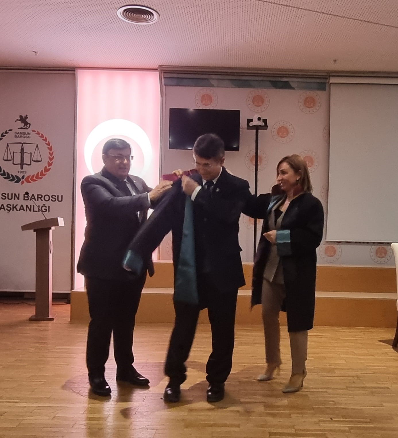 Tıp ve hukuk profesörü 64 yaşında avukatlık stajını tamamlayıp cübbe giydi
