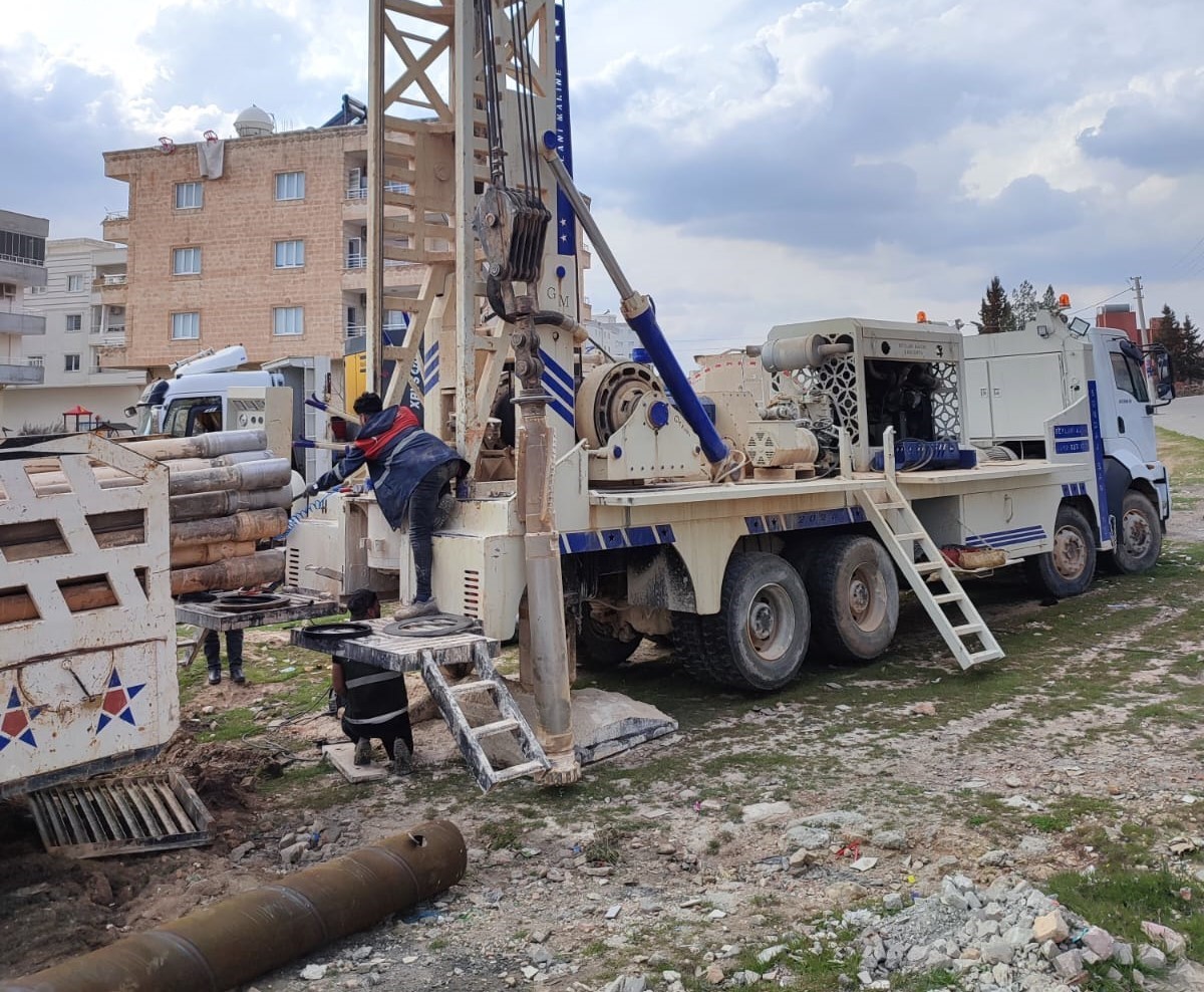 Midyat’ta iki mahallede sondaj kuyusu kazı çalışmaları tamamlandı
