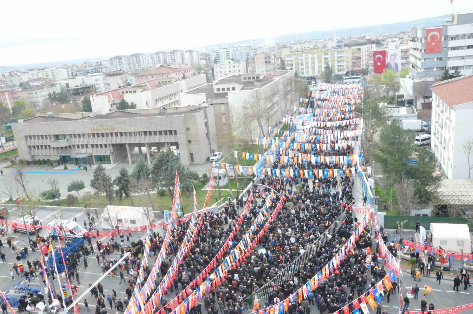Cumhurbaşkanı Erdoğan Batman&rsquo;da &ccedil;ocuklara Togg&rsquo;un oyuncağını dağıttı 