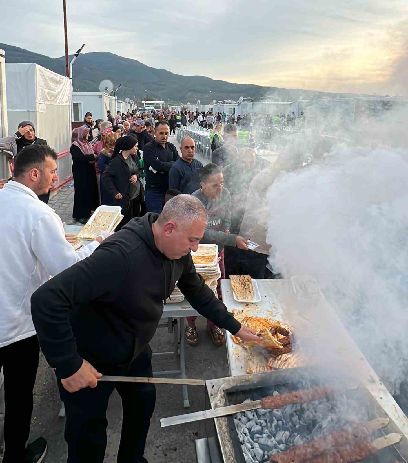 Binlerce depremzede iftarı Adana kebap ile açtı