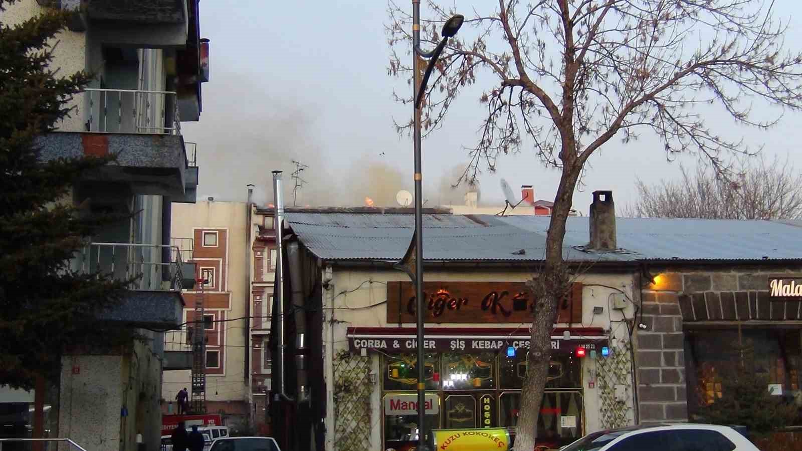 Kars’ta 4 katlı otelde korkutan yangın