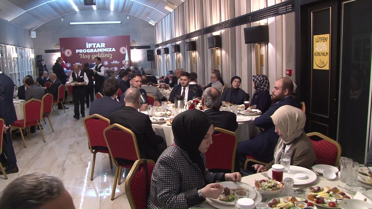 TBMM Başkanı Kurtulmuş, Kadıköy’de STK temsilcileriyle iftarda buluştu
