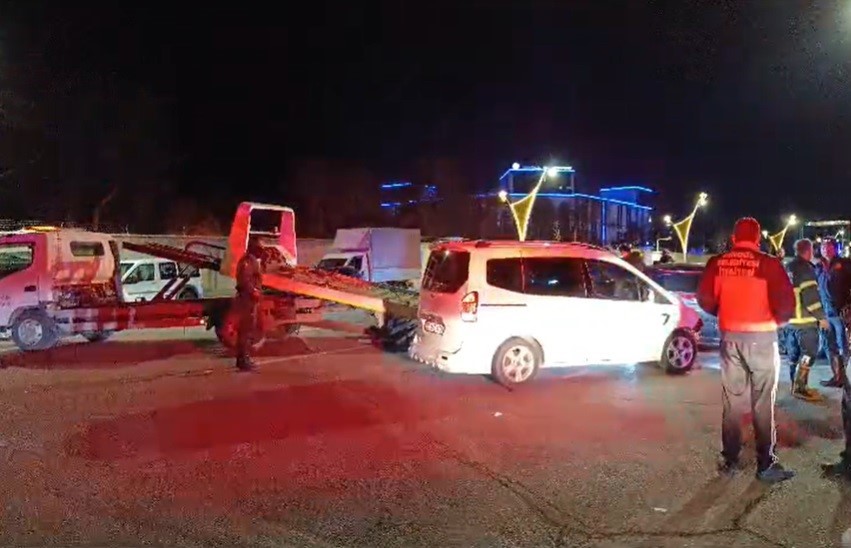Bingöl’de 2 otomobil çarpıştı: 4 yaralı
