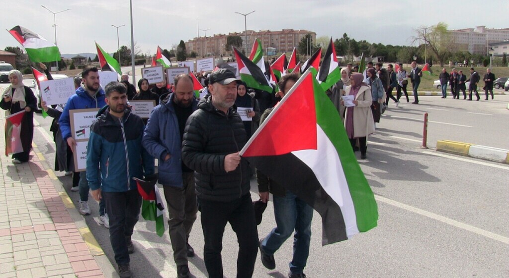 Öğrencilerden Filistin’deki şiddete karşı sessiz yürüyüş