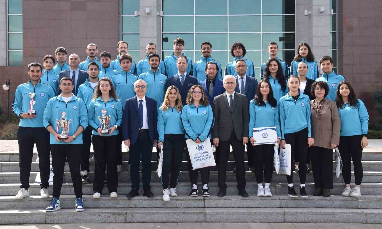 Üniversitelerarası Spor Müsabakaları’nda başarılı olan ESOGÜ sporcuları kupalarını Rektör Prof. Dr. Kamil Çolak’a sundu