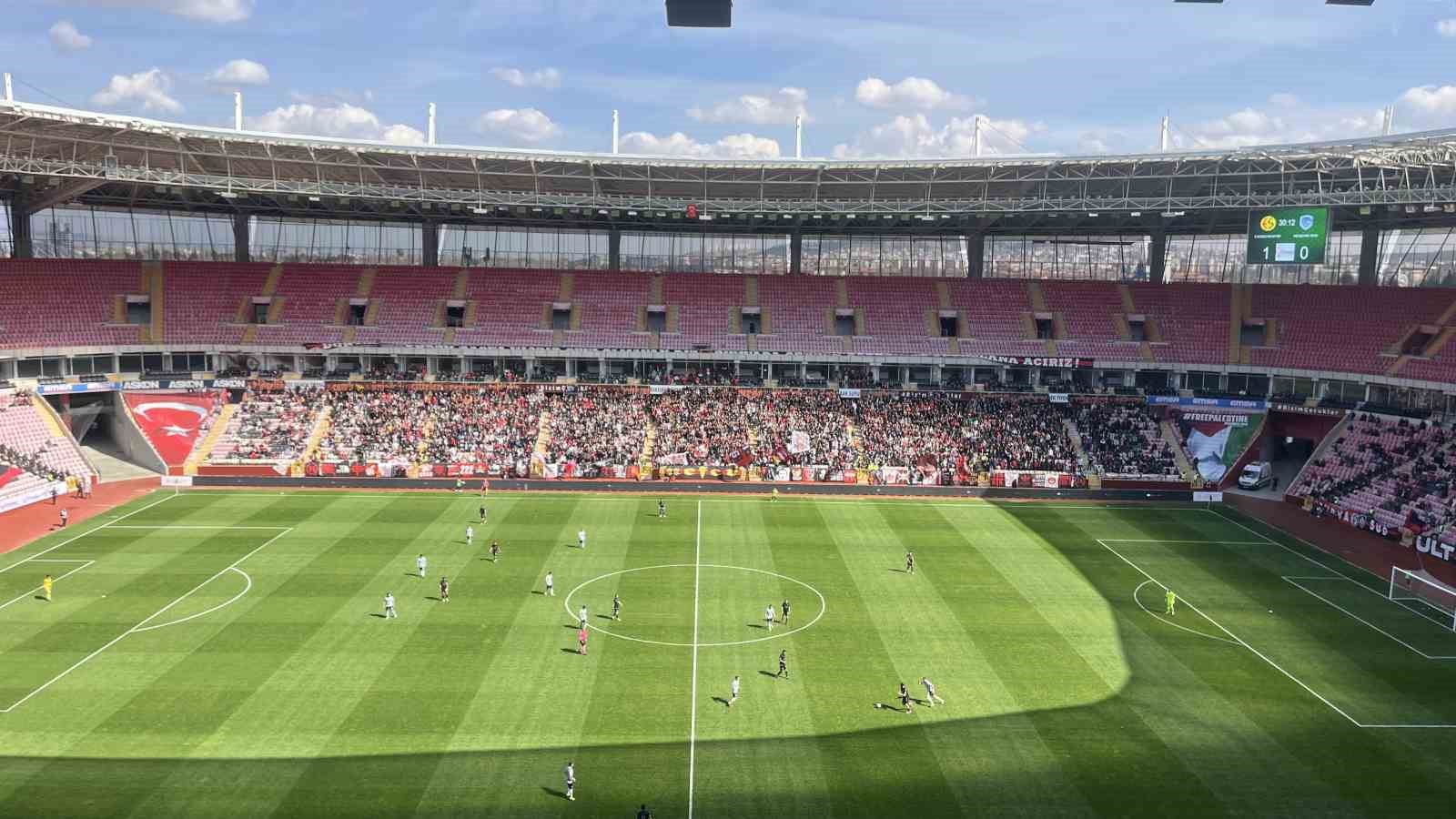 Eskişehirspor’un 18 yıldır gollerinin sesi olan adam işine ve siyah-kırmızıya duyduğu aşkı anlattı