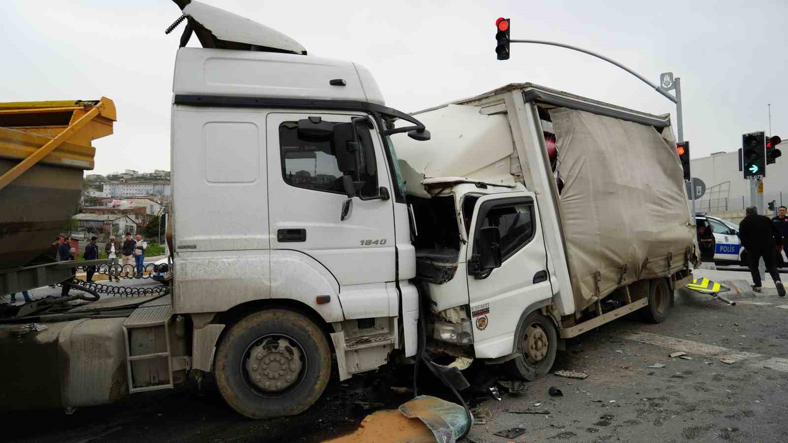 Başakşehir’de freni patlayan yük dolu kamyonet karşı şeride geçerek hafriyat kamyonu ve otomobile çarptı
