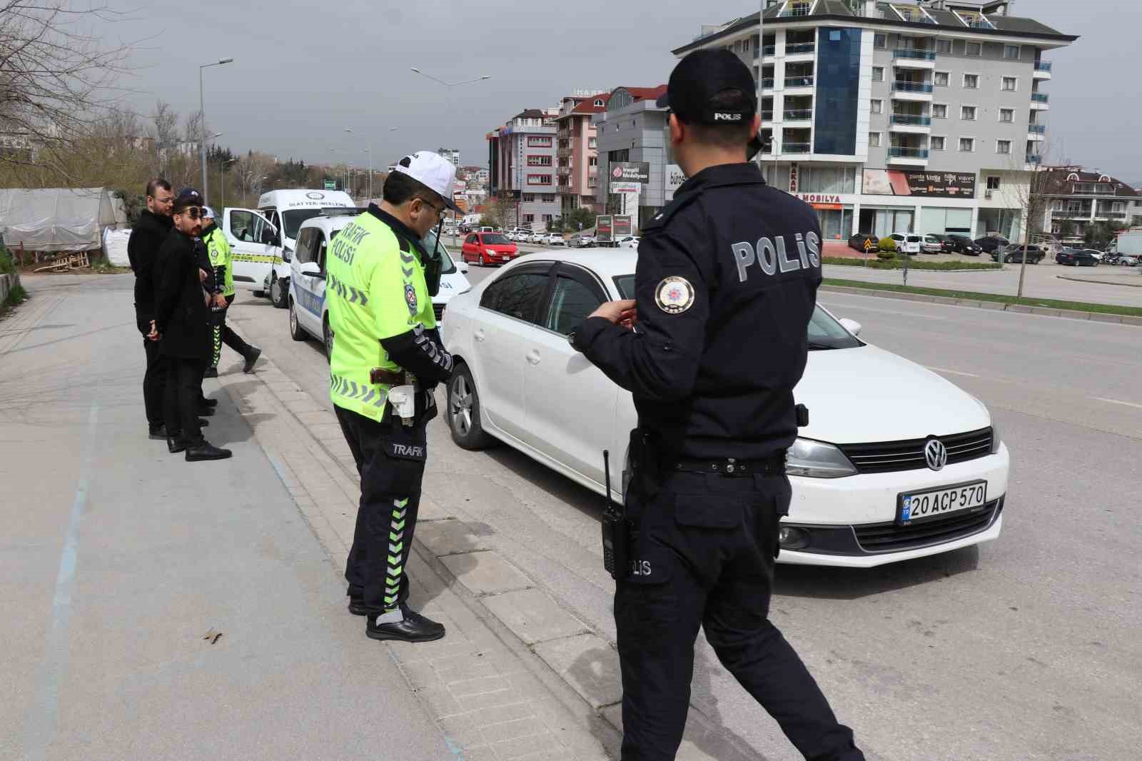 Yolun karşısına geçerken otomobilin çarptığı yaşlı adam ağır yaralandı