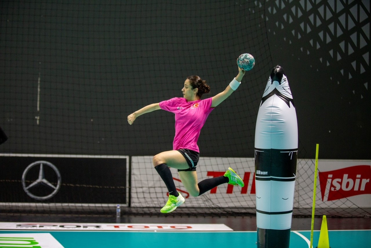 A Milli Kadın Hentbol Takımı, Karadağ ve Sırbistan maçı hazırlıklarına başladı