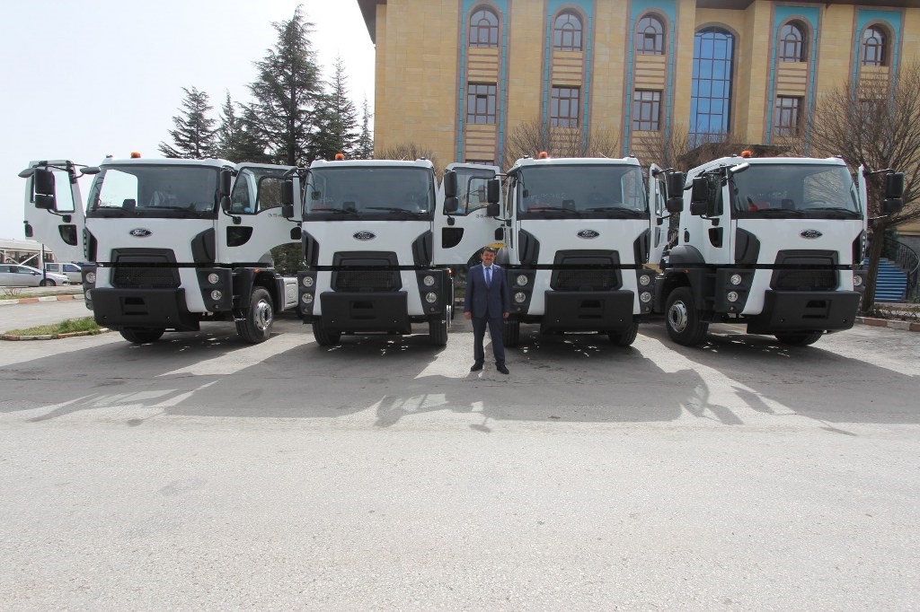 Kütahya İl Genel Meclisi Başkanı Muammer Özcura: &quot;8 yeni kamyon Özel İdaremize güç katacak”