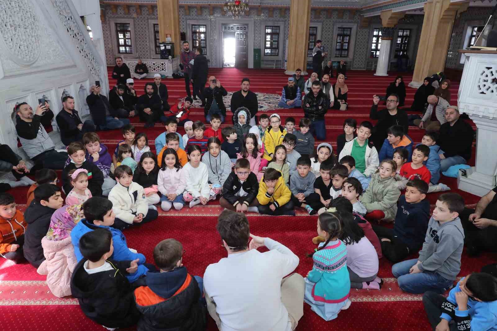 Sultangazili Çocuklar Sertaç Abi ile cami buluşmalarında bir arada
