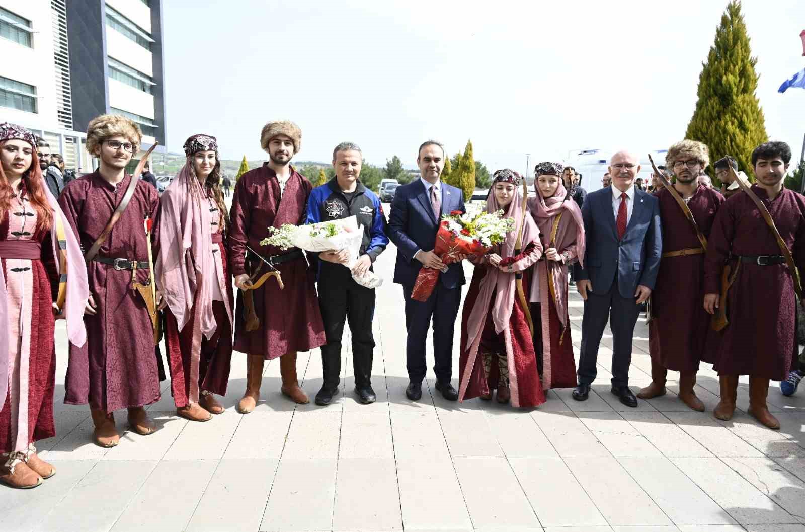 Türkiye’nin ilk astronotu Gezeravcı Uşak’ta gençlerle buluştu
