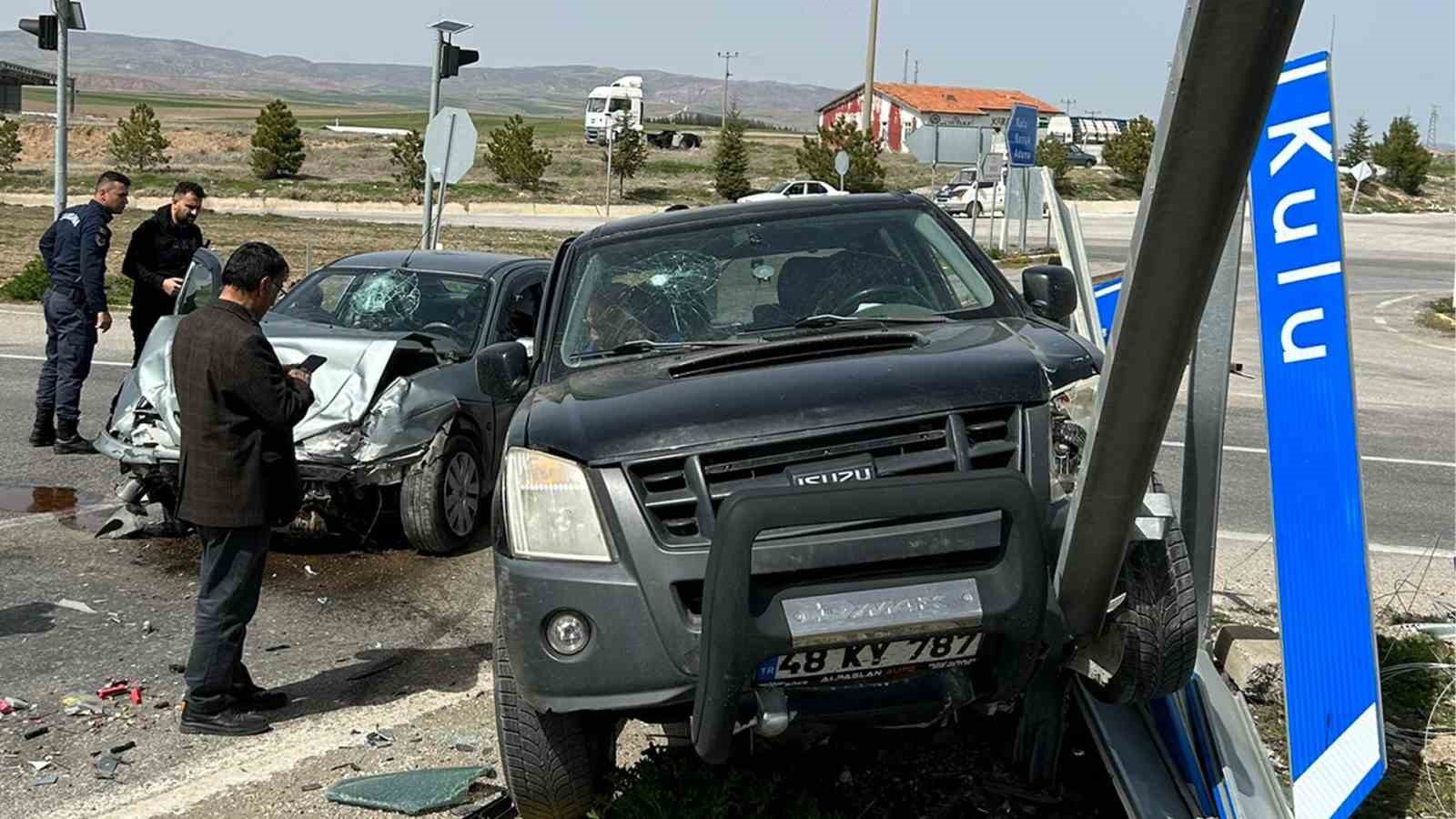 Kırıkkale’de otomobil ile pikap çarpıştı: 3 yaralı
