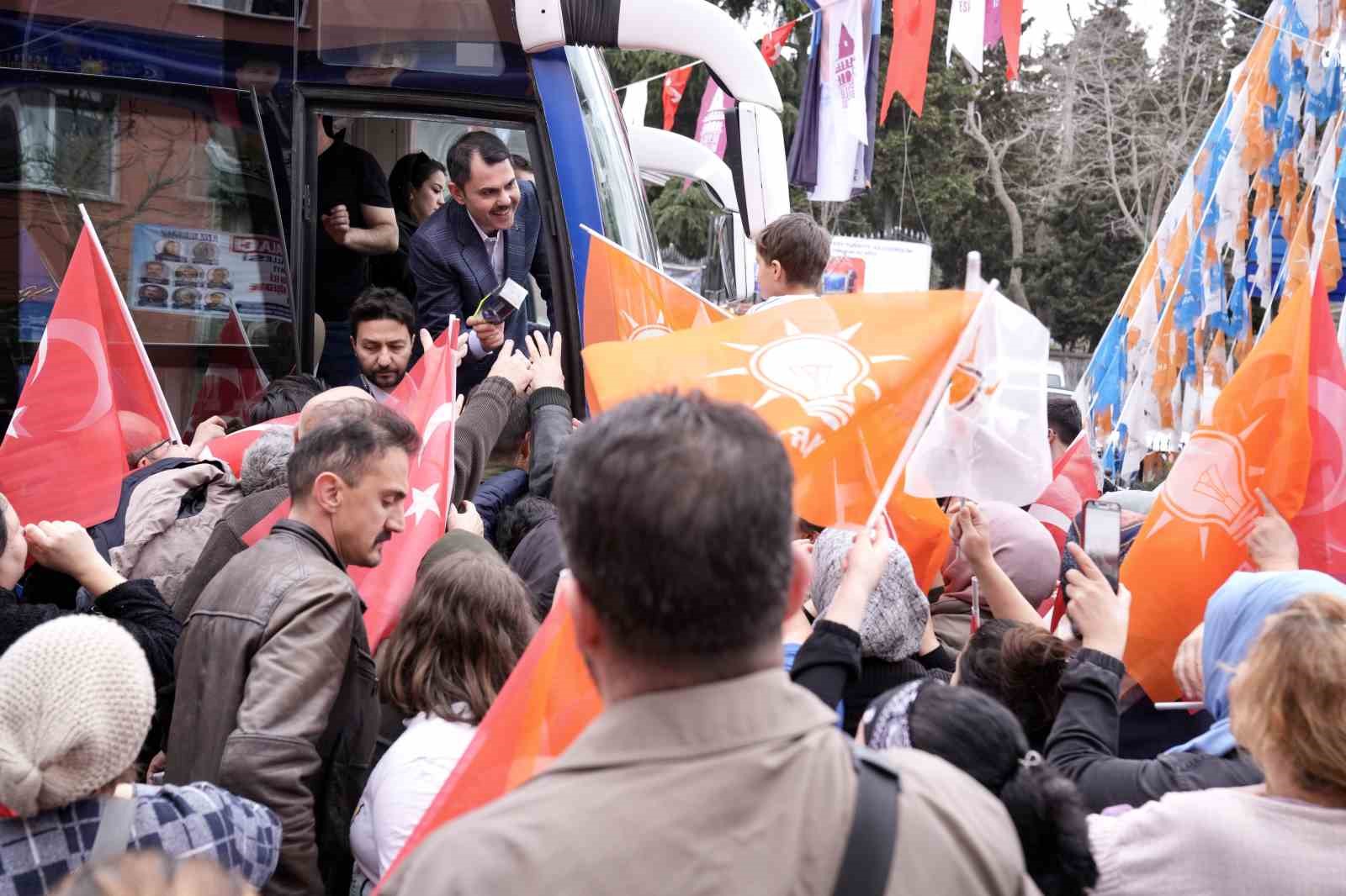AK Parti İBB Başkan Adayı Kurum otobüs ile gezerek vatandaşları selamladı
