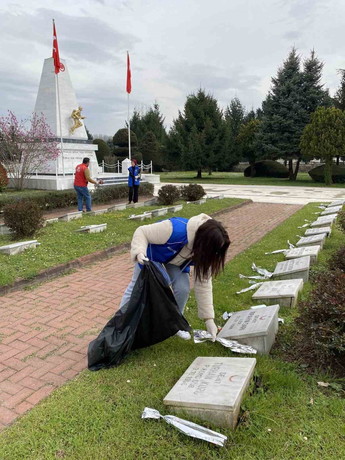 Gönüllü gençler mezarlığı temizledi
