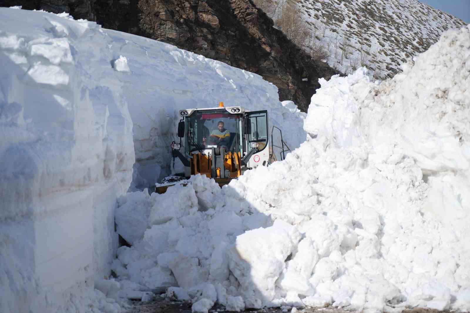 Muş’ta kar kalınlığının 7 metreyi bulduğu yolda çalışma
