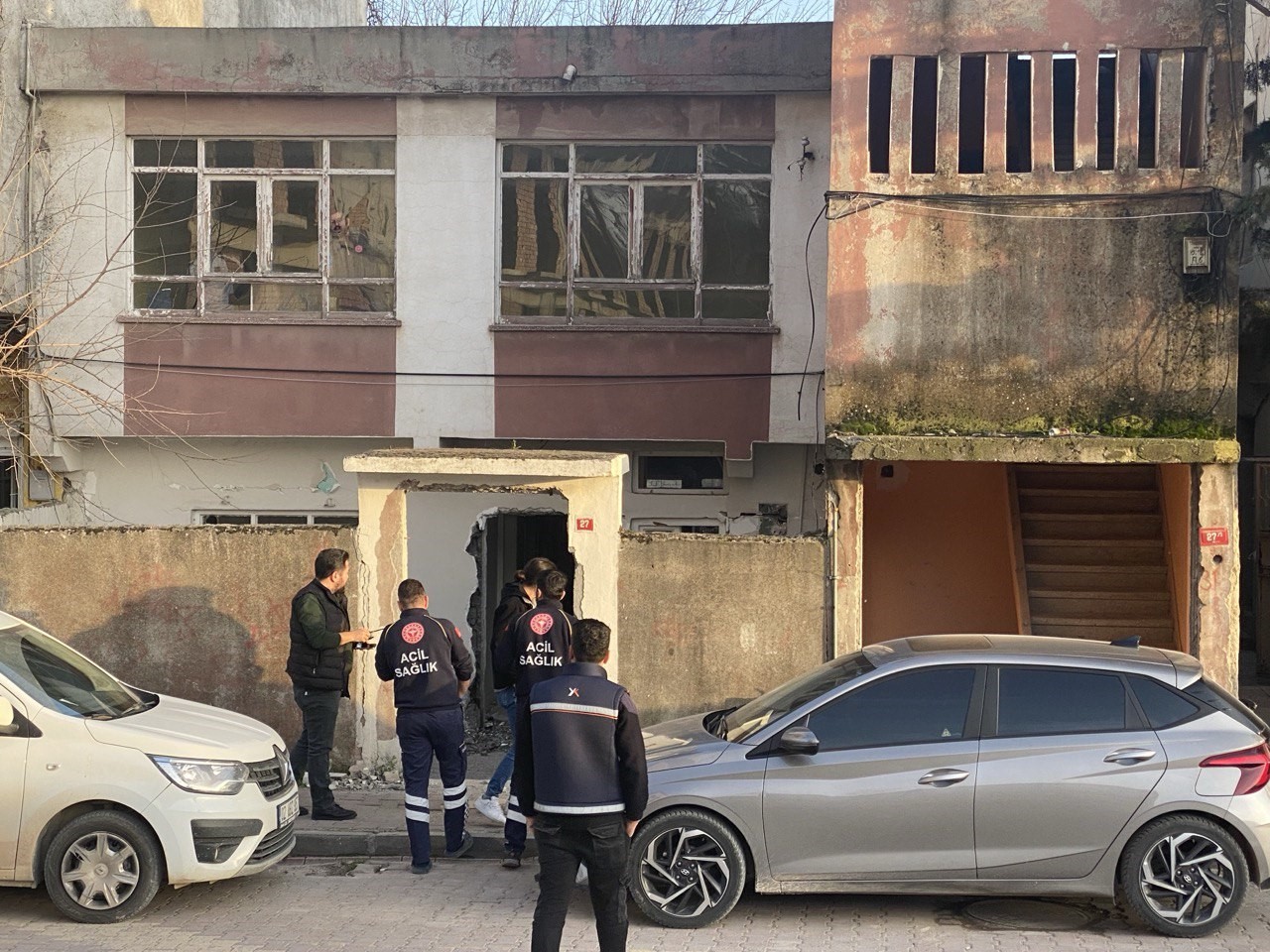 Ağır hasarlı binada kalan genç kız ailesine teslim edildi

