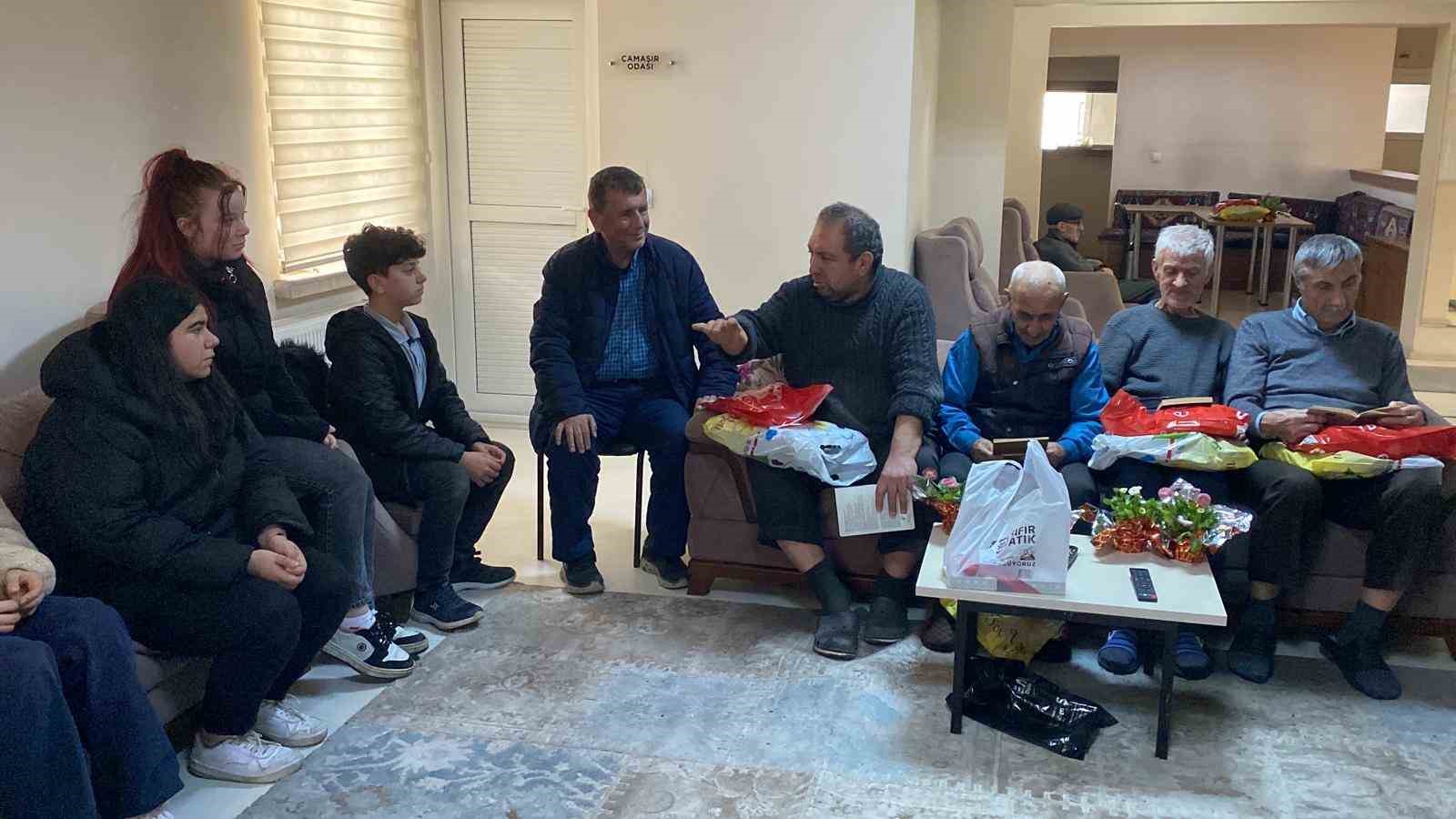 Öğrenciler aceze evinde kalan yaşlıları ziyaret ettiler
