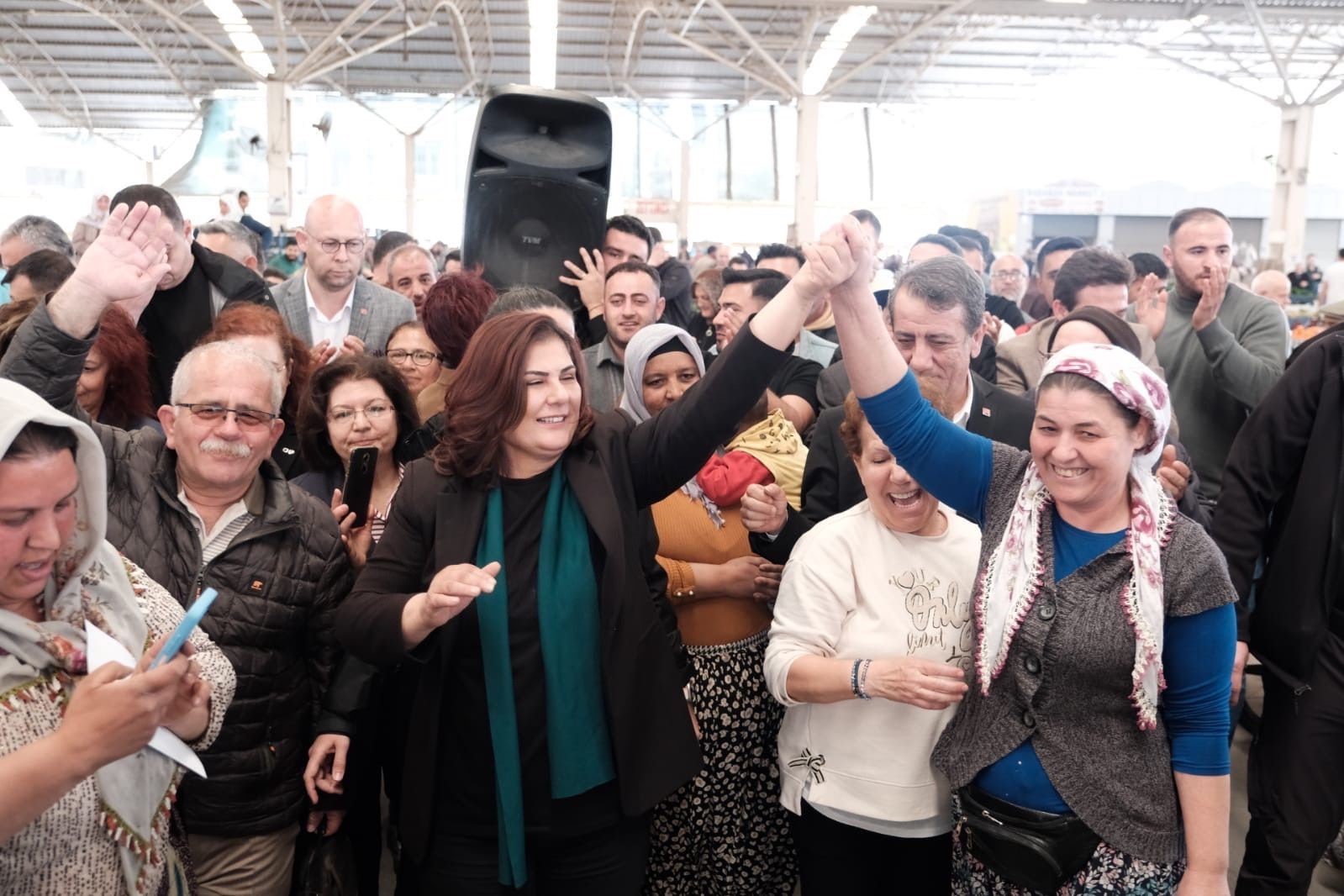 Başkan Çerçioğlu, Efeler Kapalı Pazaryeri’nde vatandaşlarla buluştu
