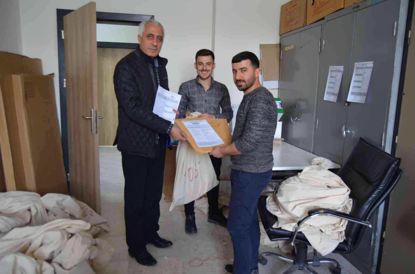 Varto’da sandık kurulu başkanları seçim torbalarını teslim aldı
