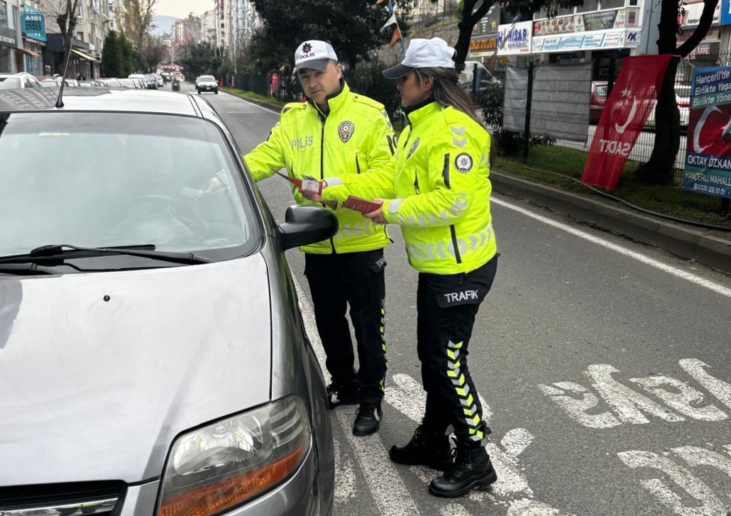 Polislerden trafik kuralları bilgilendirme faaliyeti
