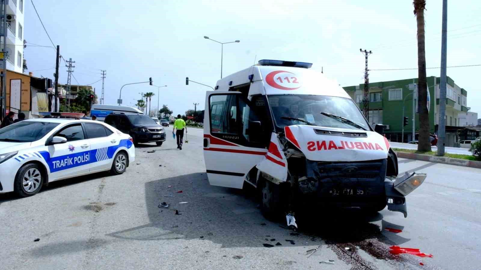 Mersin’de ambulans ticari araçla çarpıştı