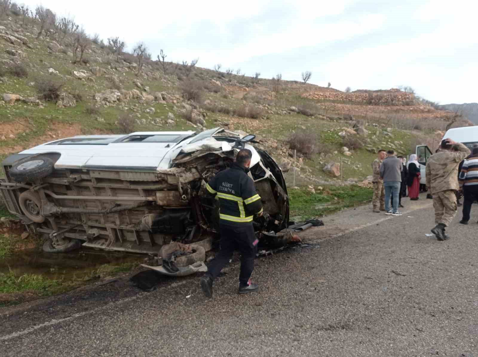 Siirt&rsquo;te &ouml;ğrenci minib&uuml;s&uuml; devrildi: 1 &ouml;l&uuml;, 6 yaralı
