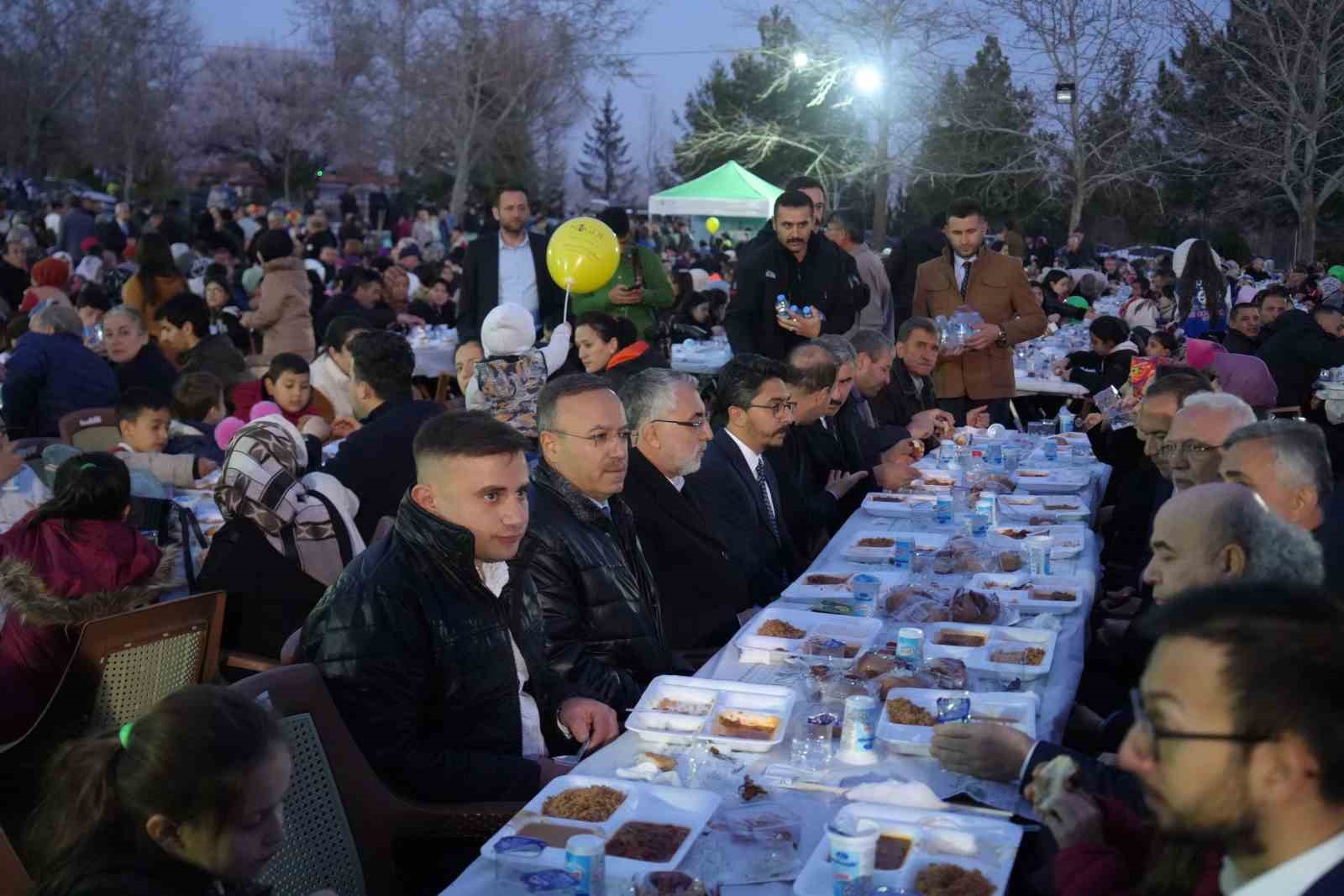 Bakan Işıkhan ve AK Parti’li Elitaş, Niğdelilerle iftarda bir araya geldi