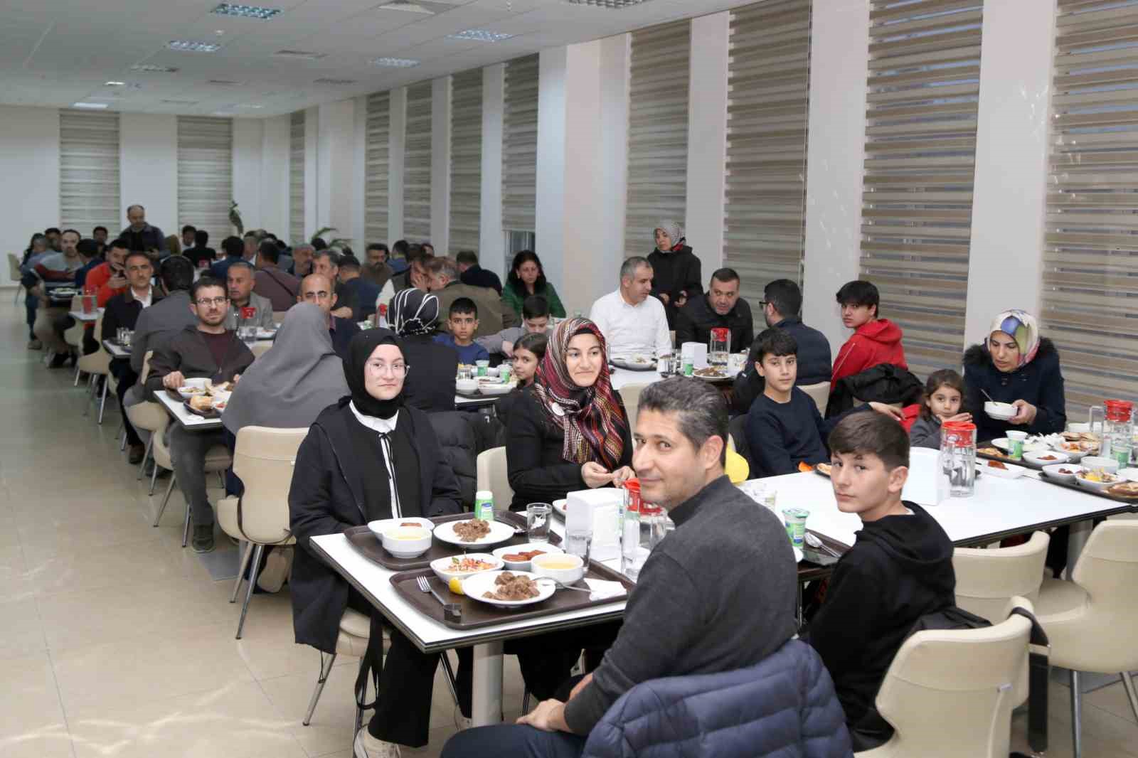 Siirt &Uuml;niversitesi akademisyenleri iftarda bir araya geldi
