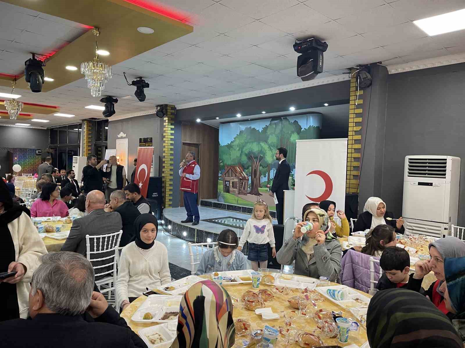 Türk Kızılayı Osmaniye’de 500 kişilik iftar yemeği verdi
