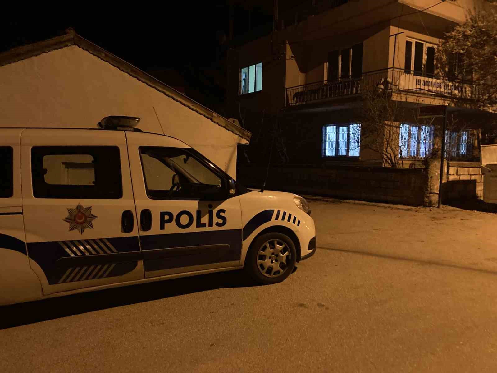 Burdur’da çıkan kavgada bir genç üvey babasını bıçakla yaraladı
