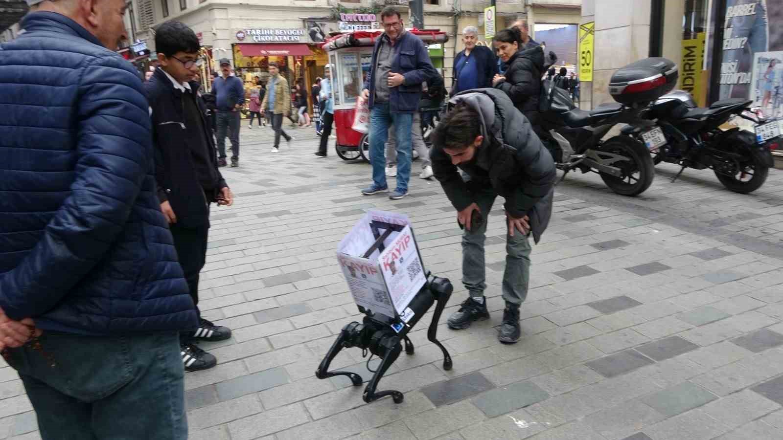 Robot Köpek Jidoka Dog Taksim’de ilgi odağı oldu: Darbuka eşliğinde oynadı
