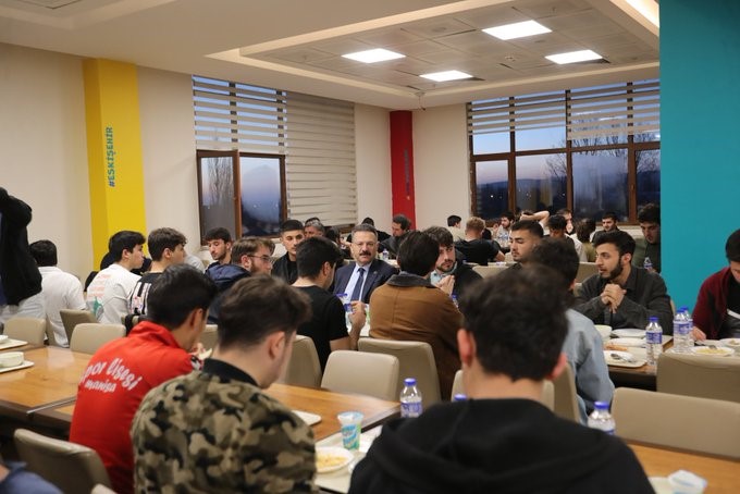 Vali Hüseyin Aksoy öğrencilerle iftar yemeğinde buluştu
