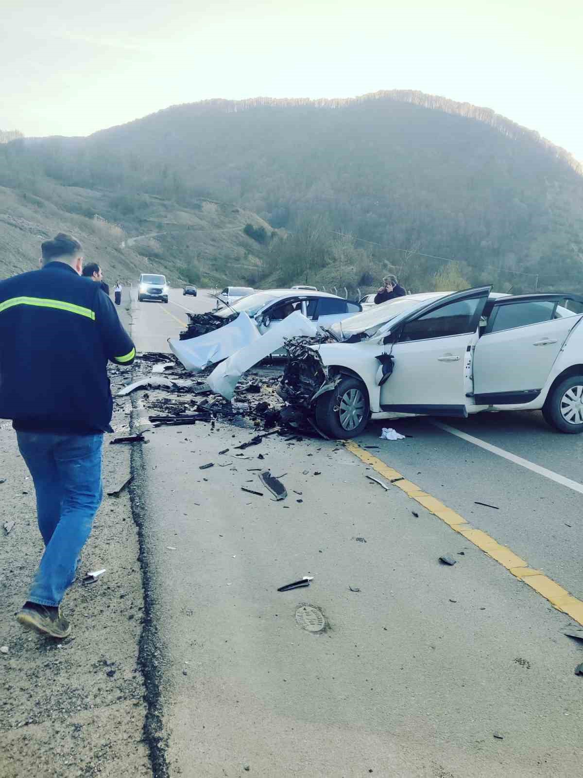 Bartın’da otomobiller kafa kafaya çarpıştı: 1 ölü, 1 yaralı