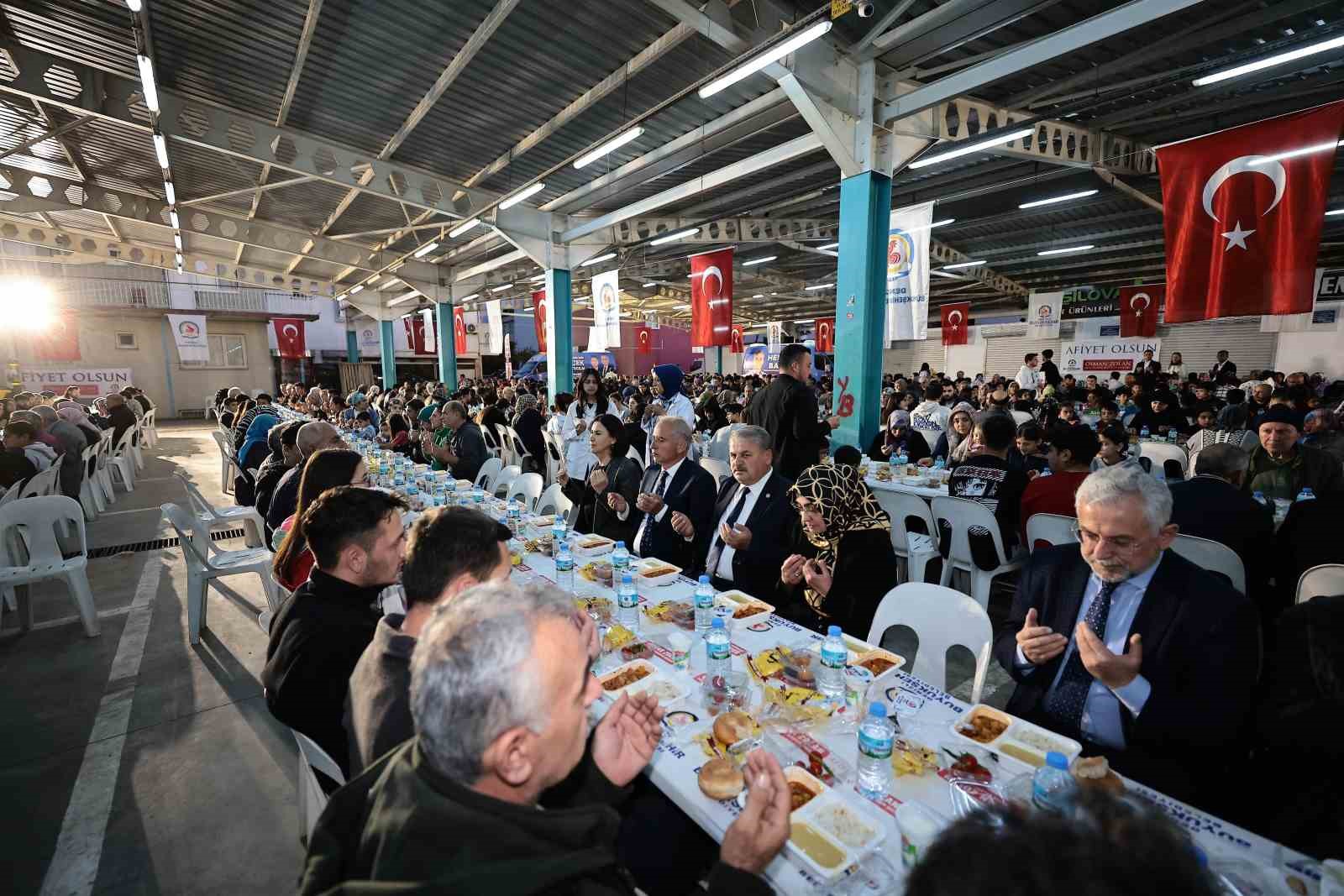 Denizli B&uuml;y&uuml;kşehir&rsquo;in geleneksel iftar sofrası Muratdede&rsquo;de kuruldu

