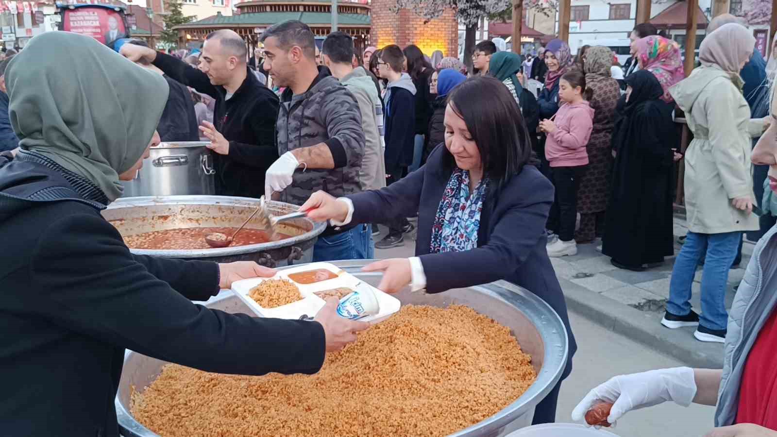 5 bin kişi iftar yemeğinde buluştu