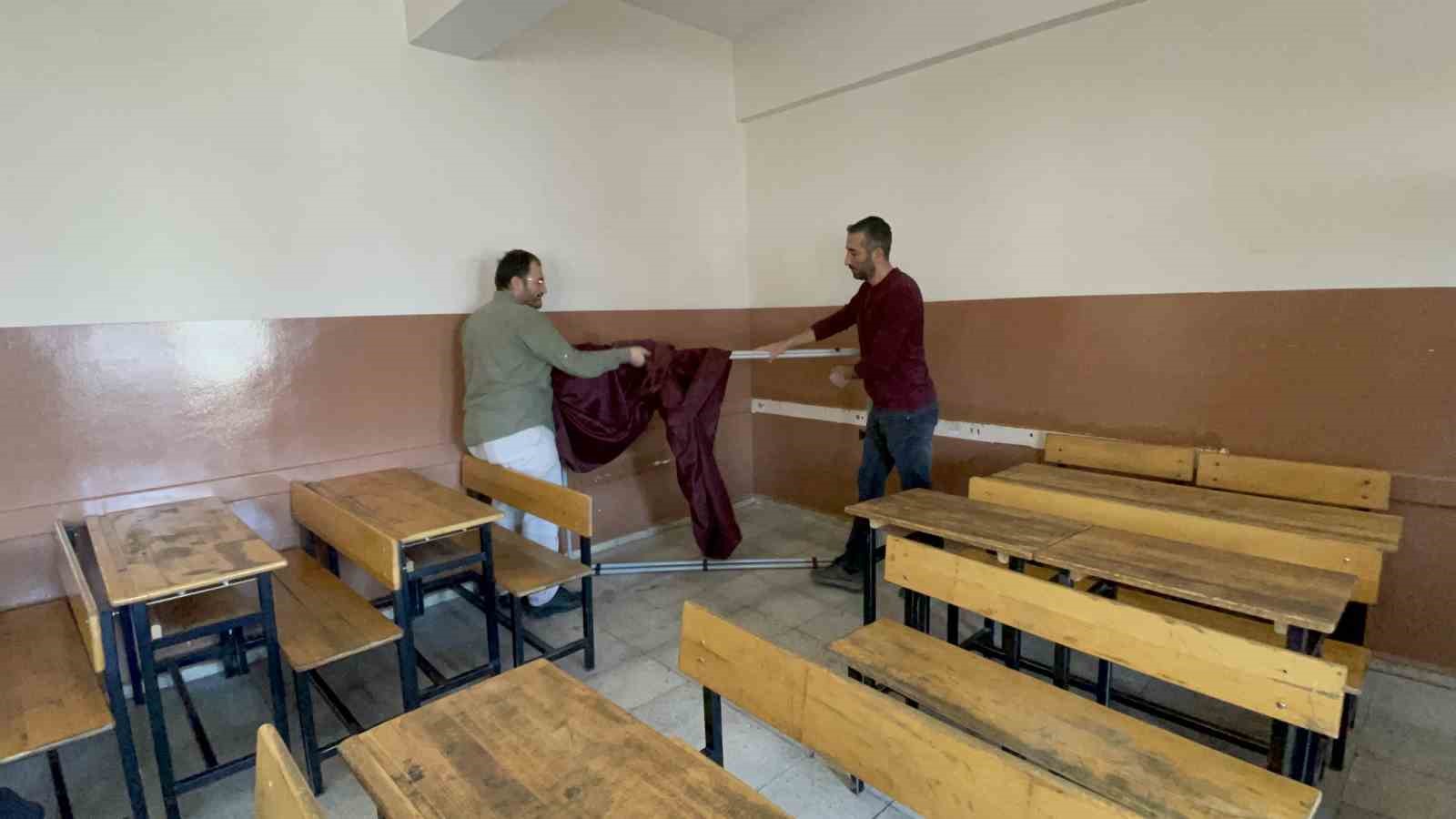 Tatvan&rsquo;da sandıklar kurulmaya başlandı
