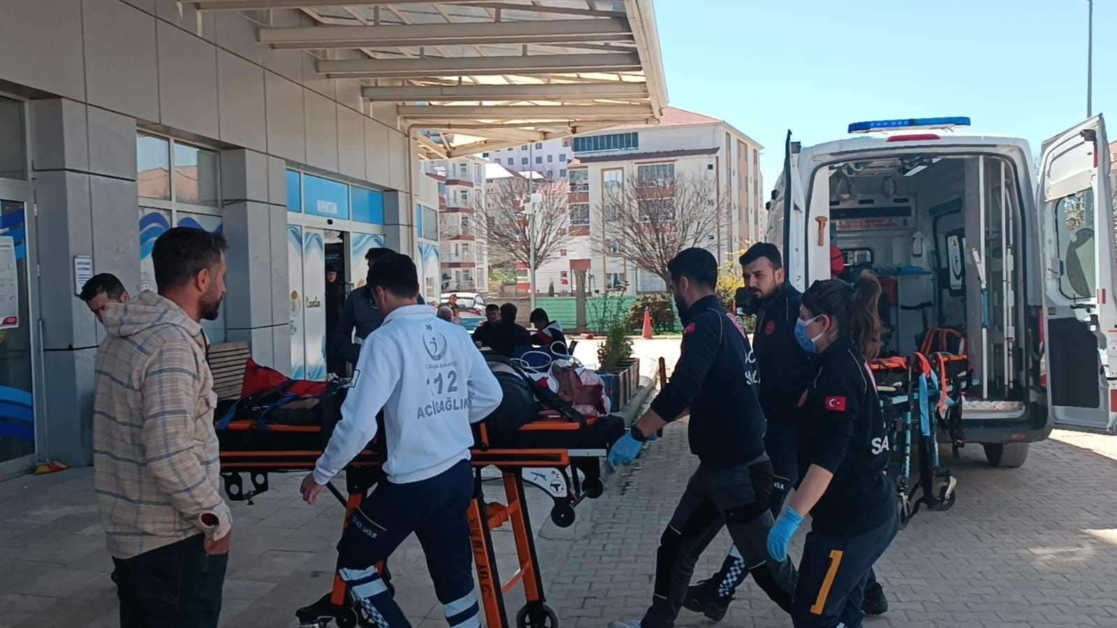 G&ouml;lbaşında iki otomobil &ccedil;arpıştı: 1  &ouml;l&uuml;, 6 yaralı
