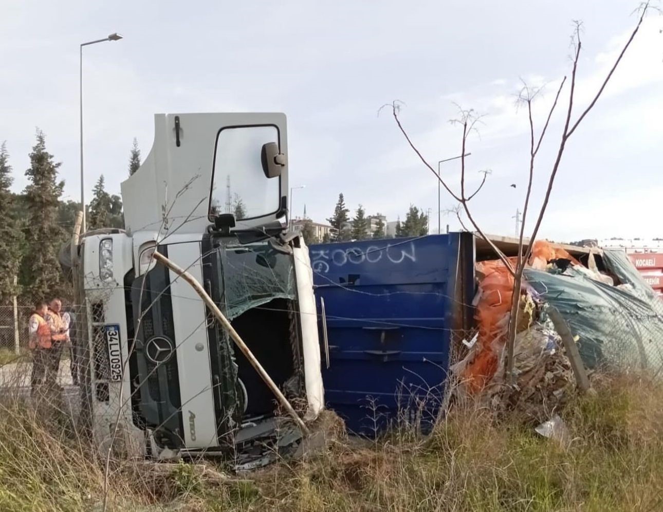 Virajı alamayan tır devrildi: 1 yaralı