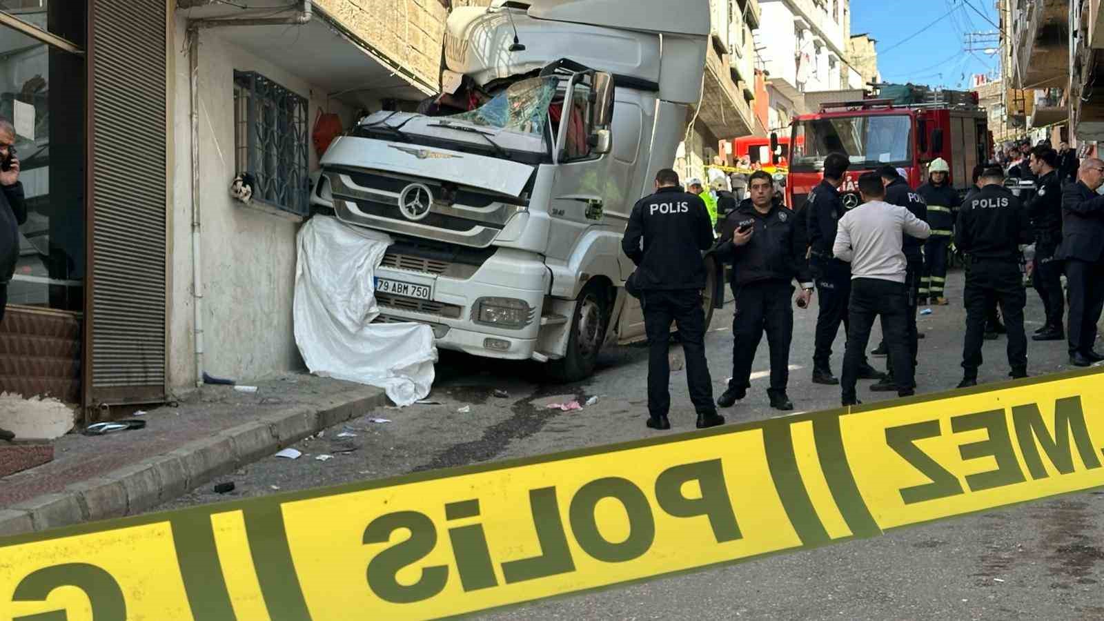 Gaziantep’te feci kaza: Freni boşalan tırın ezdiği kadın hayatını kaybetti 