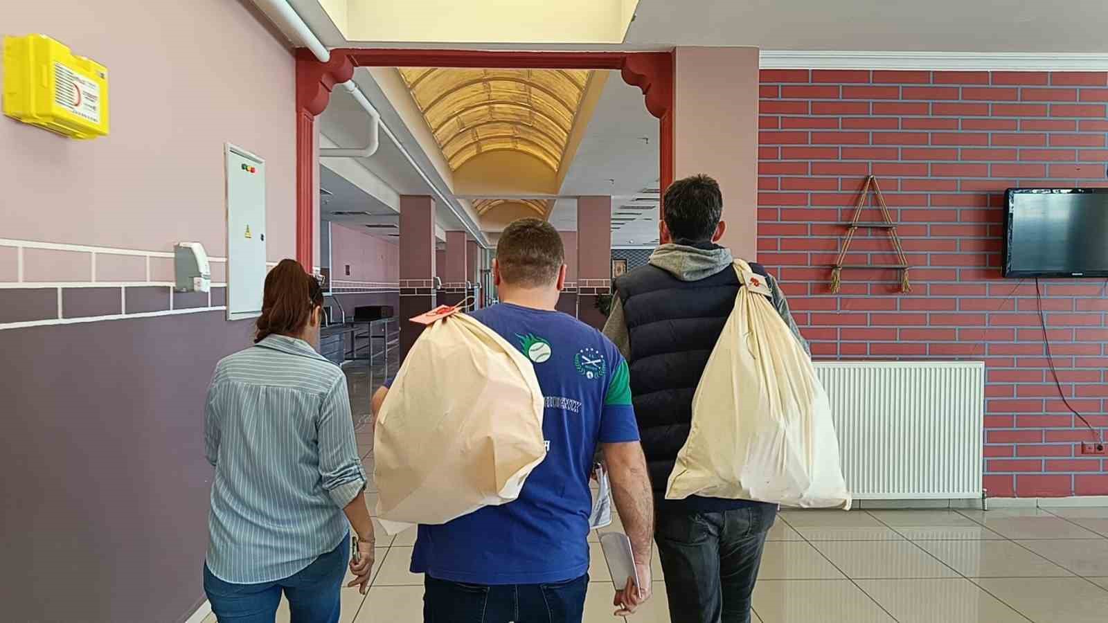 Edirne&rsquo;de se&ccedil;imde g&ouml;rev alacak sandık başkanlarına torbalar teslim edildi
