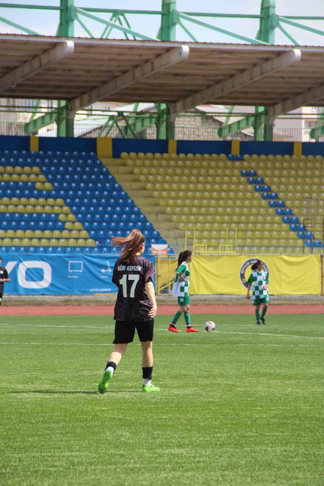 Ağrı&rsquo;da Aile ve Sosyal Politikalar Kız Futbol Takımı 76 Iğdır Spor&rsquo;u yendi
