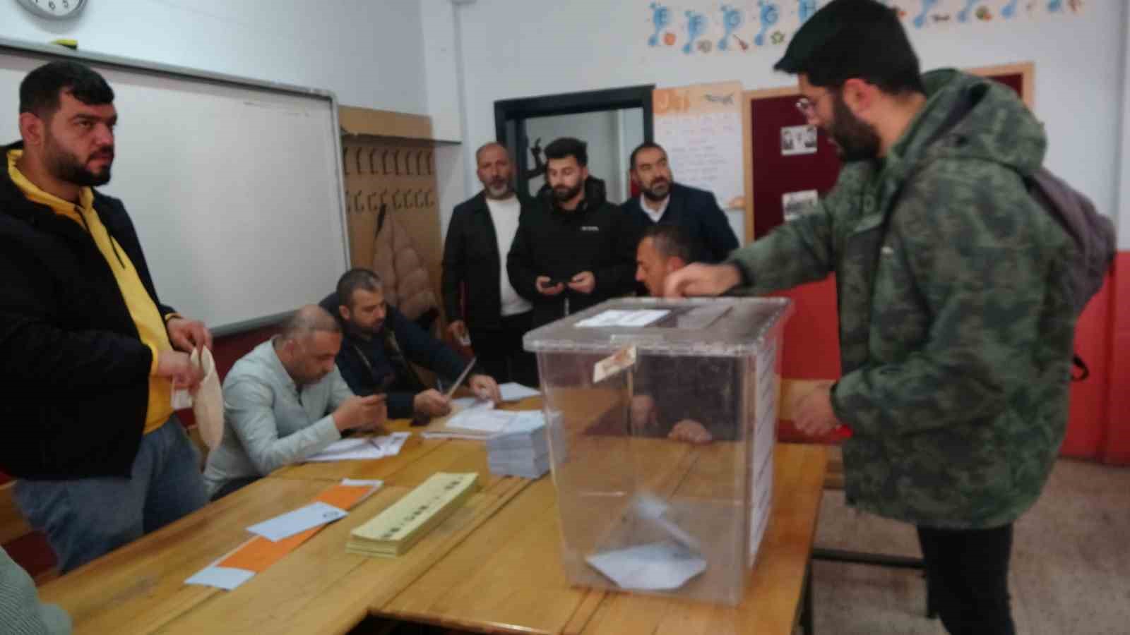 Bitlis’te oy kullanma işlemi başladı

