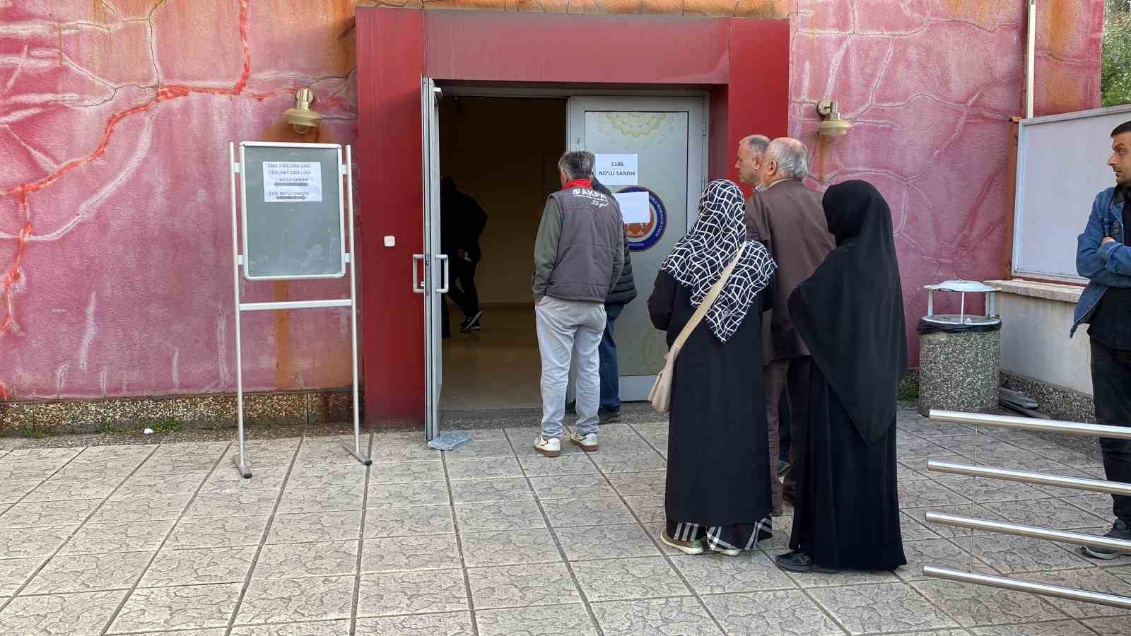 Zonguldak&rsquo;ta oy verme işlemi başladı
